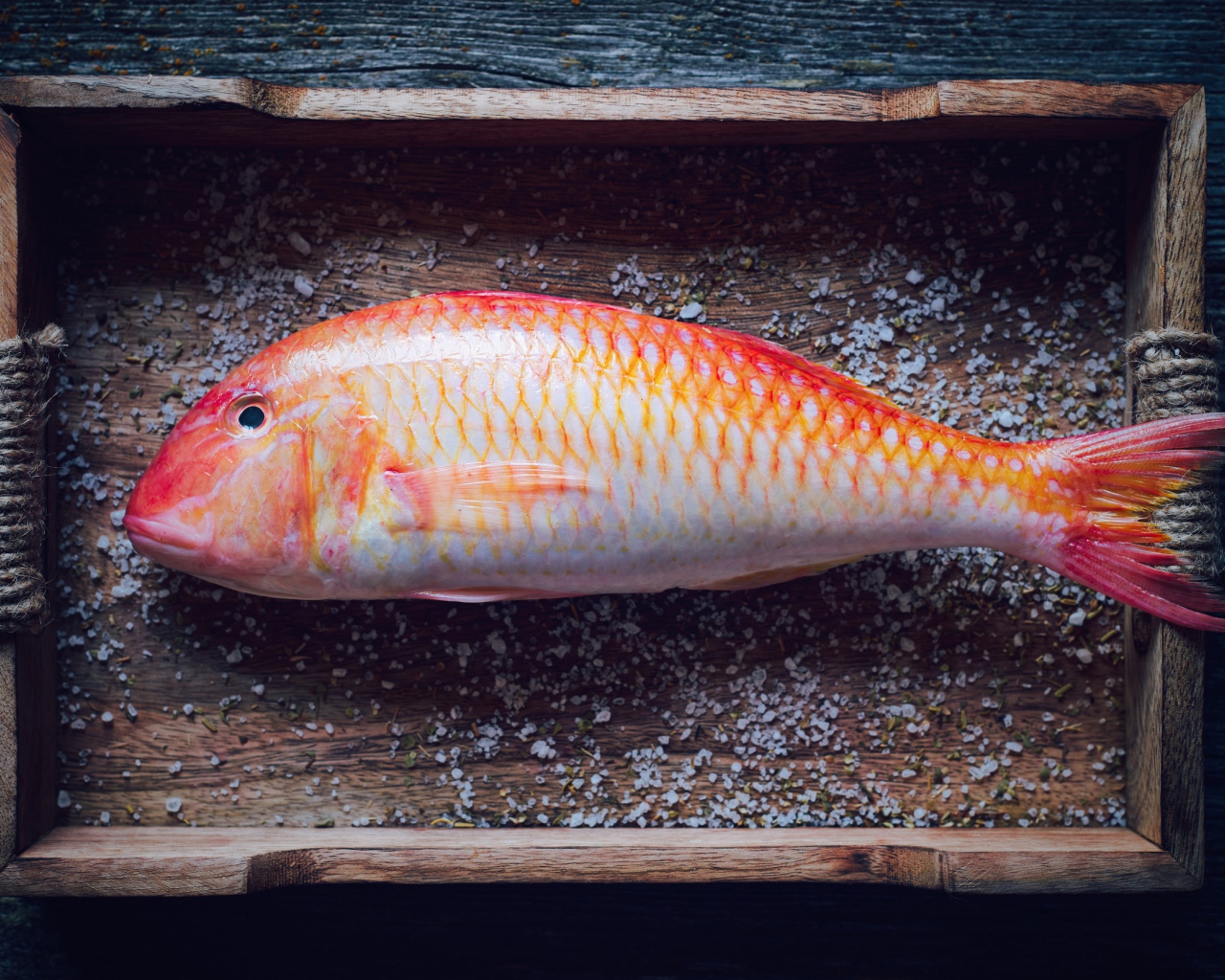Рыба в деревянном ящике со специями 