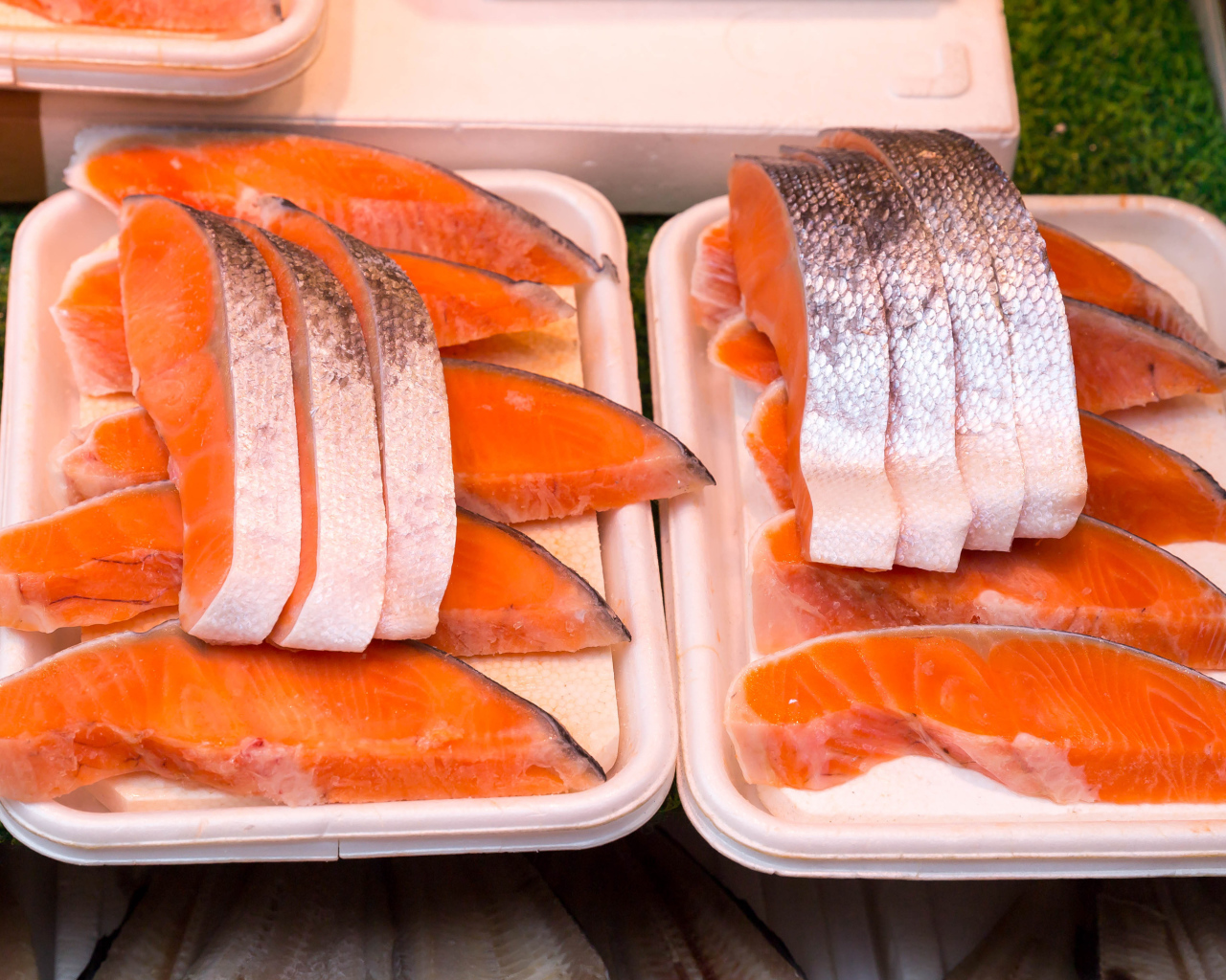 Филе свежей форели в лотках