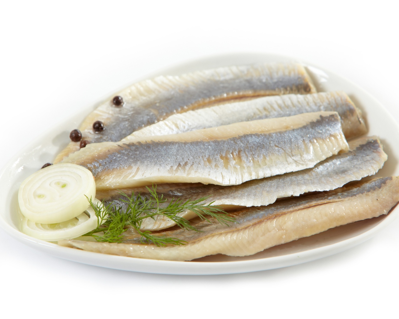 Филе сельди на белом фоне с репчатым луком