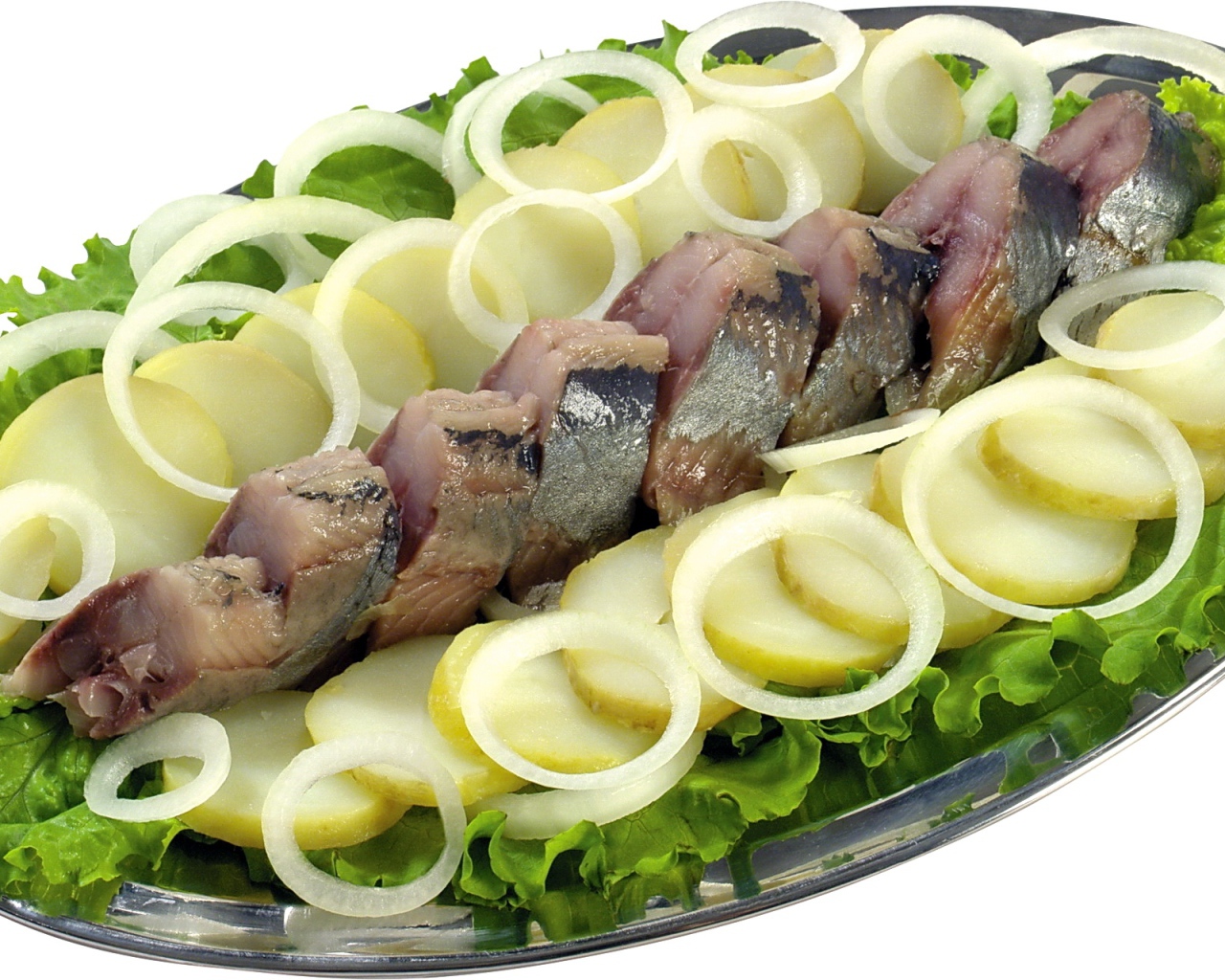 Сельдь с вареным картофелем, луком и листьями салата на белом фоне