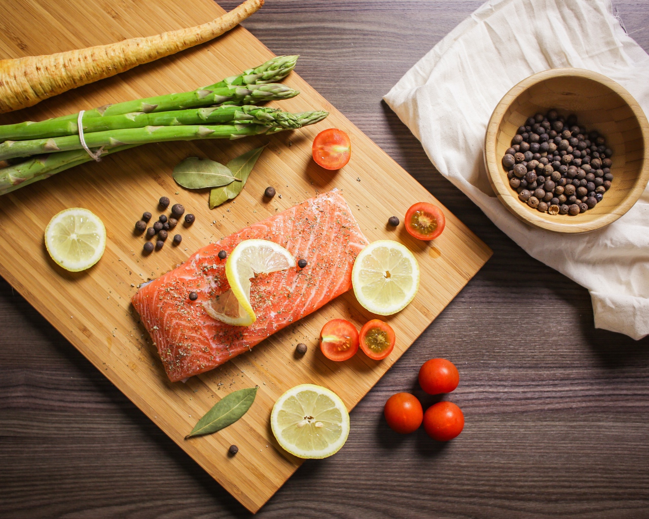 Красная рыба на столе со специями и овощами