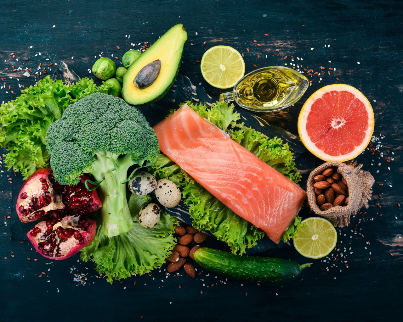 Красная рыба на столе с овощами и фруктами 