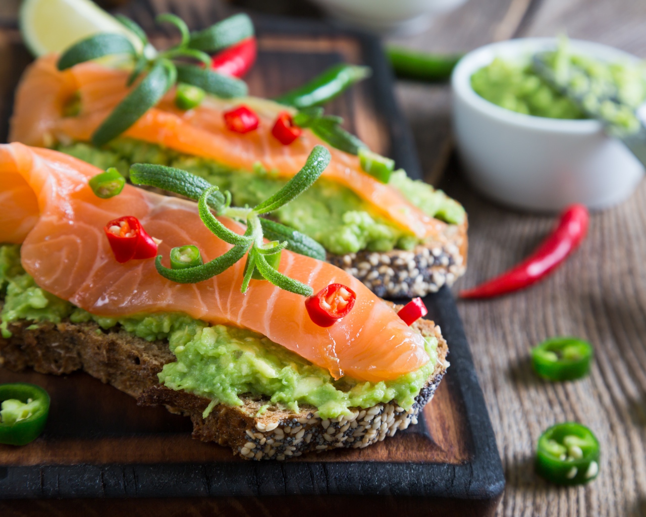 Бутерброды с пастой и красной рыбой 