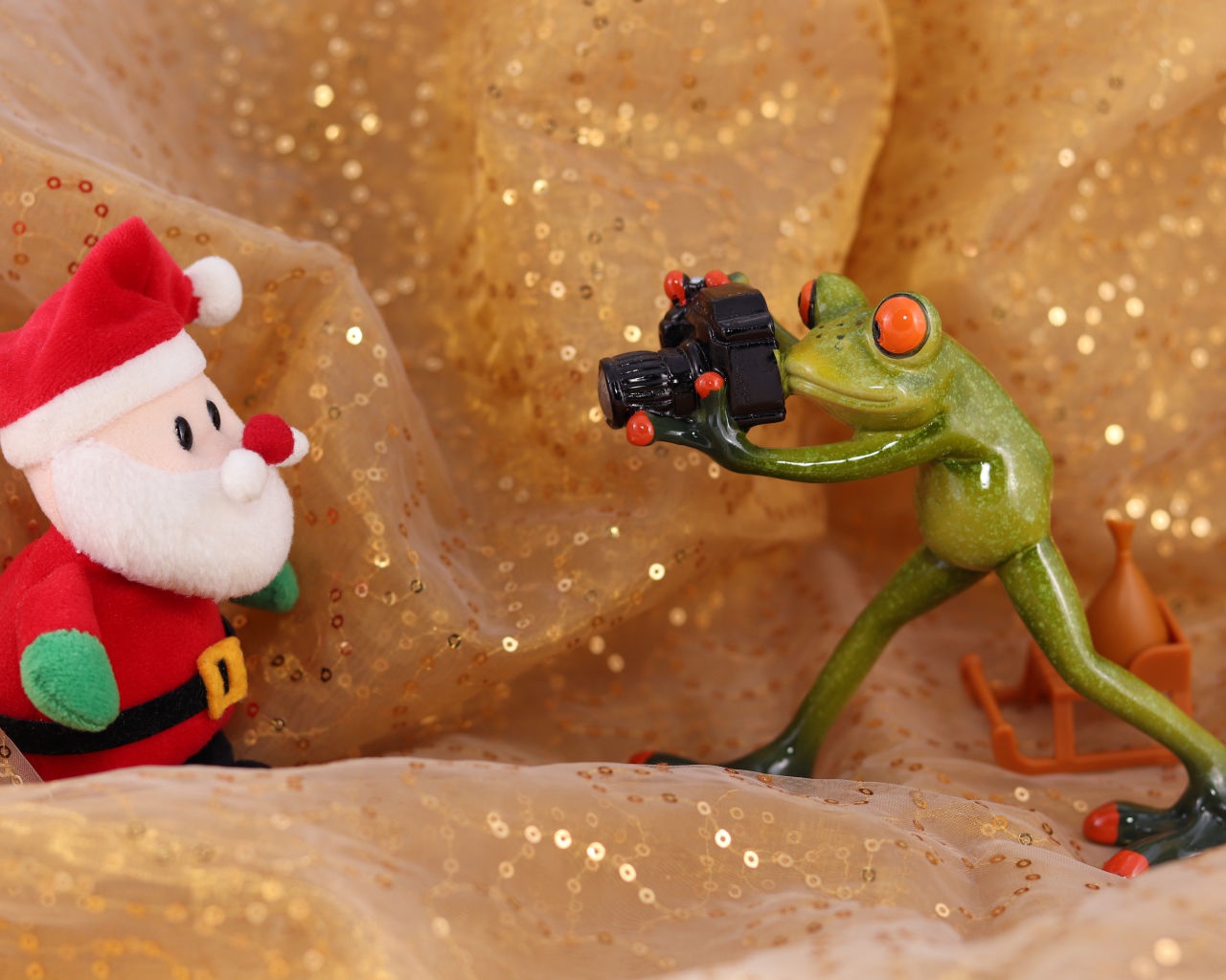 Зеленая жаба фотографирует Деда Мороза