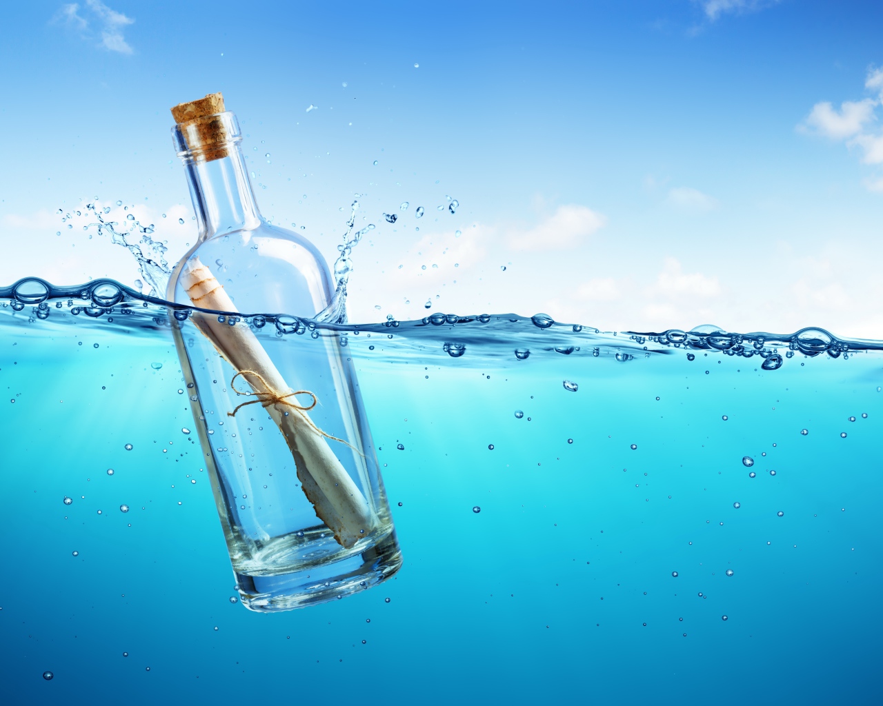 Бутылка с посланием плавает в море