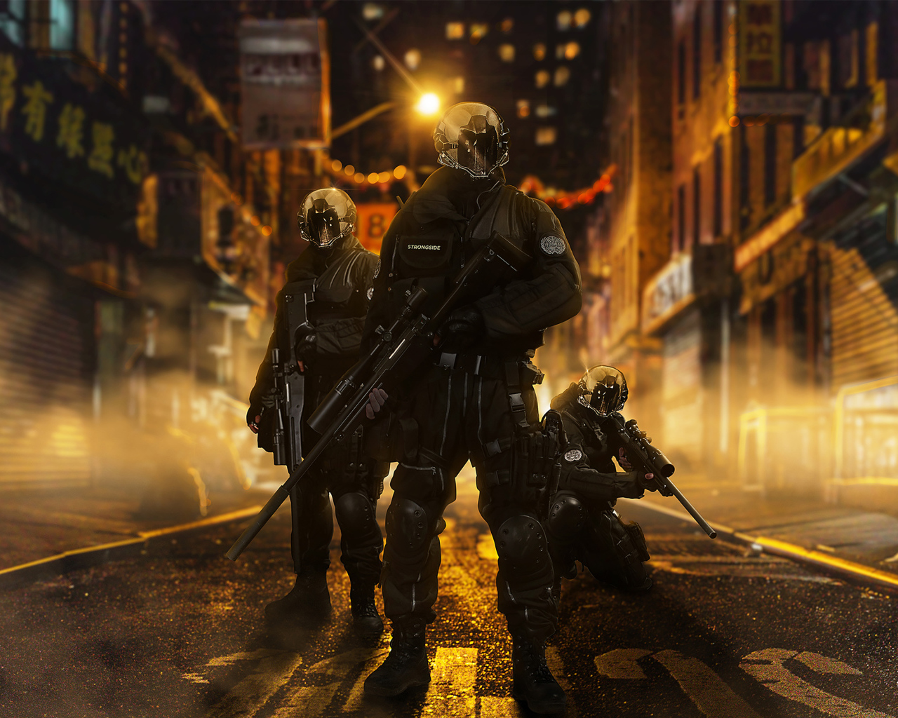 Солдаты с оружием на улице города 