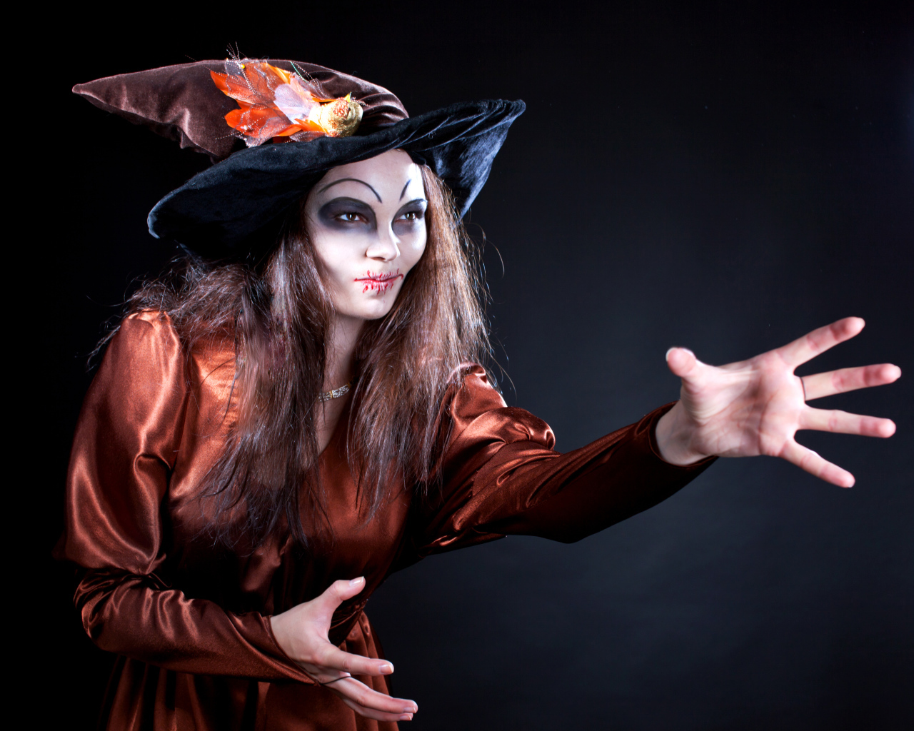 Девушка в костюме ведьмы на праздник Хэллоуин 