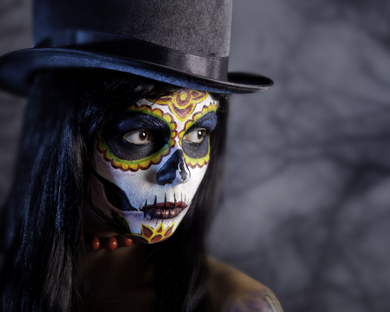 Девушка в цилиндре с гримом на Хэллоуин 