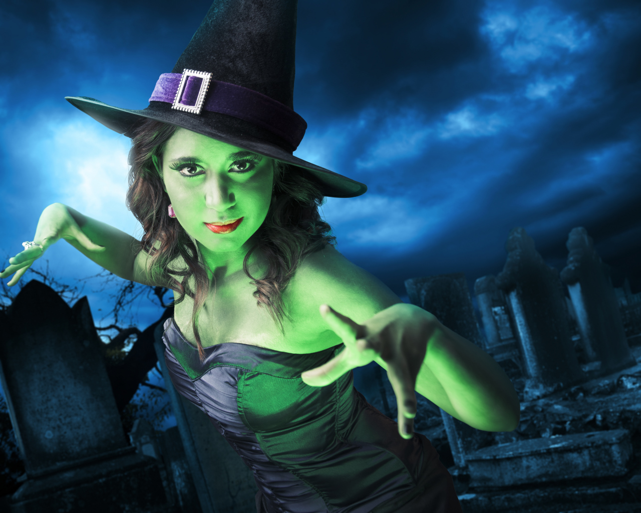 Девушка в костюме ведьмы на Хэллоуин 