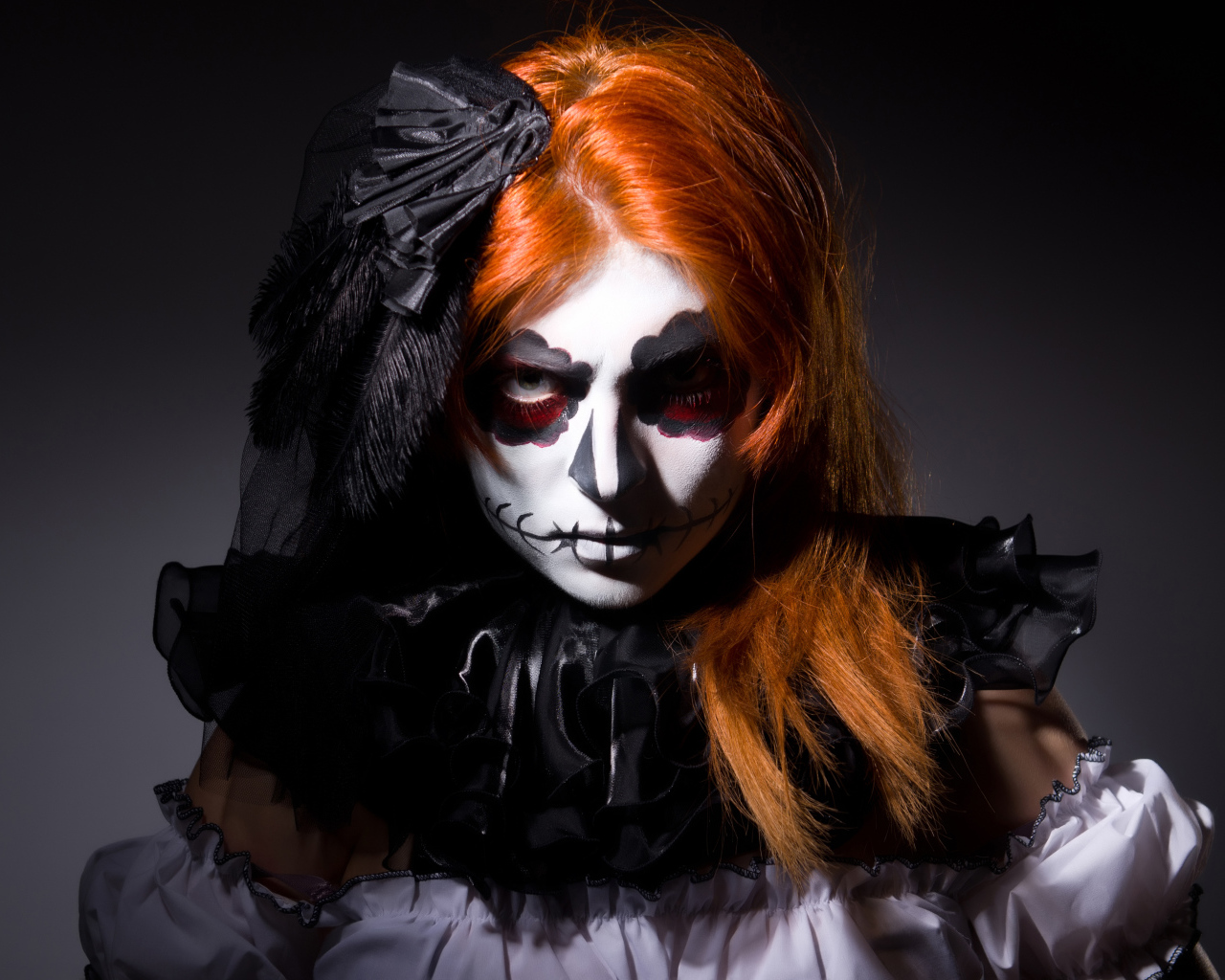 Рыжеволосая девушка с маской на лице на Хэллоуин 