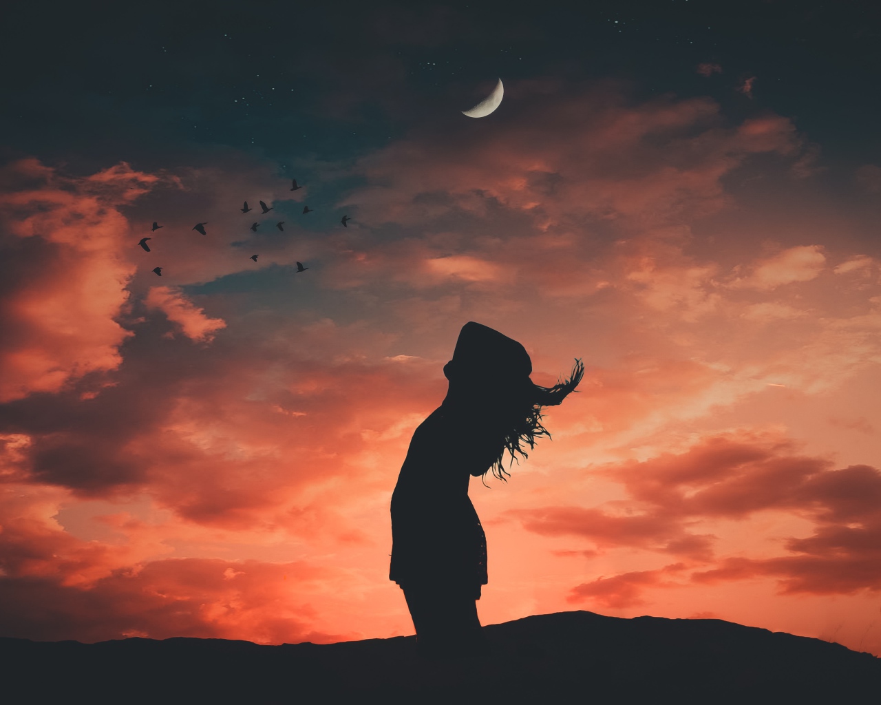 Силуэт  девушки на фоне неба 