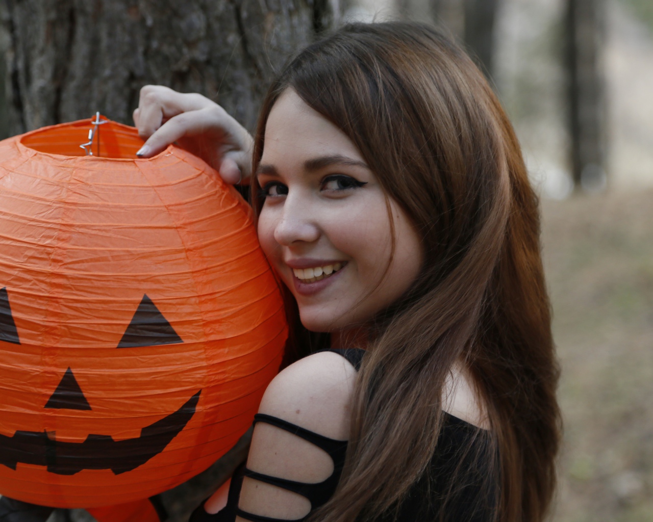 Улыбающаяся девушка с декором на праздник Хэллоуин