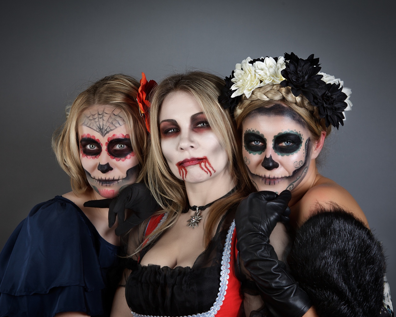 Три девушки с масками и в костюмах на Хэллоуин 