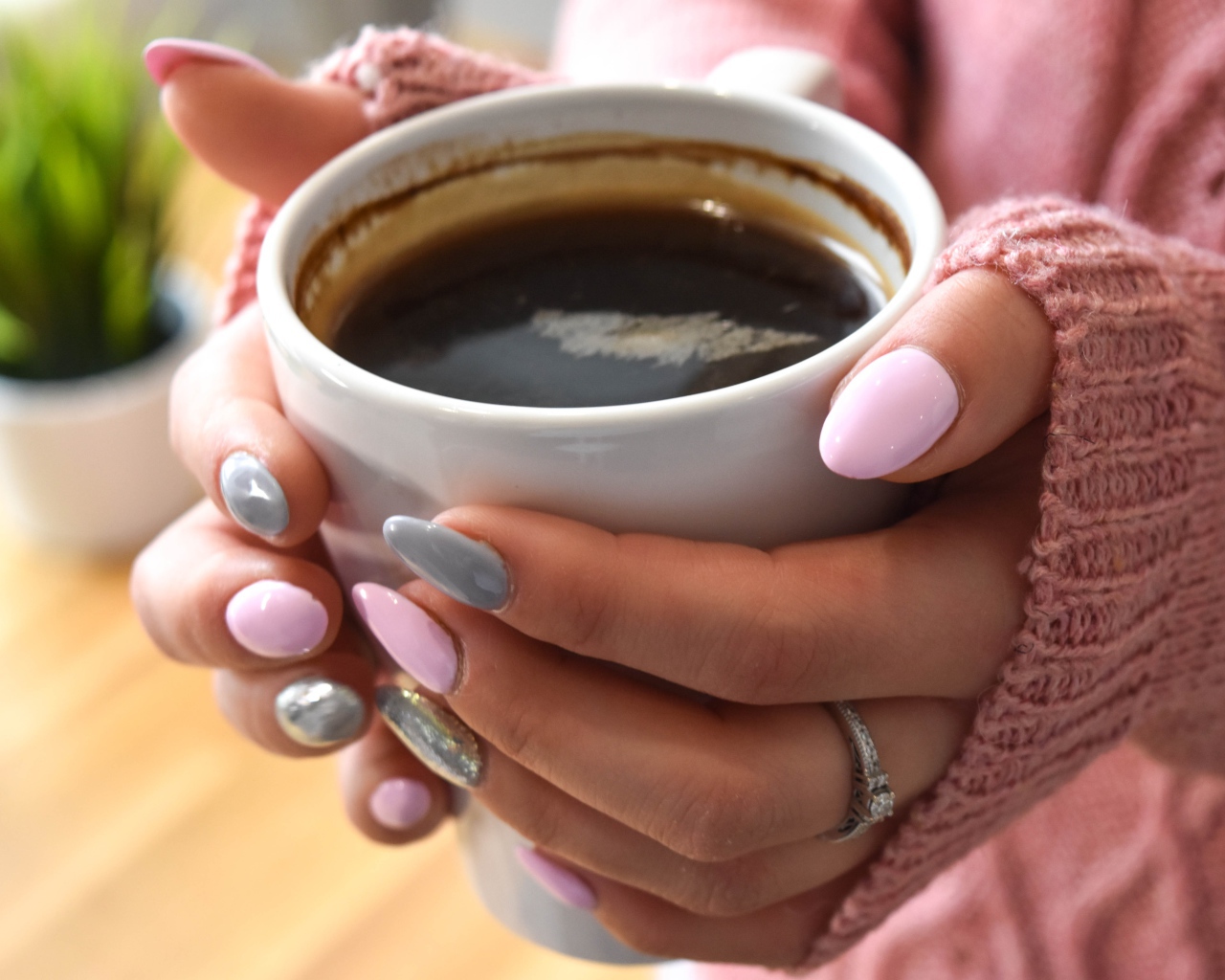 Чашка кофе в руках у девушки с маникюром