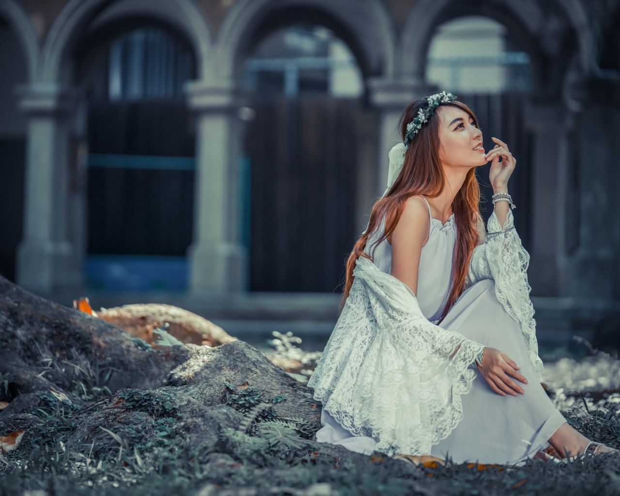 Мечтательная девушка азиатка в белом платье