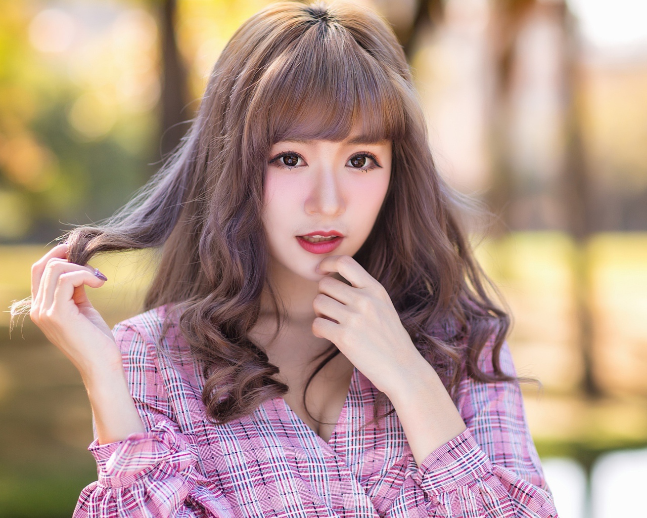 Девушка азиатка в рубашке с русыми волосами