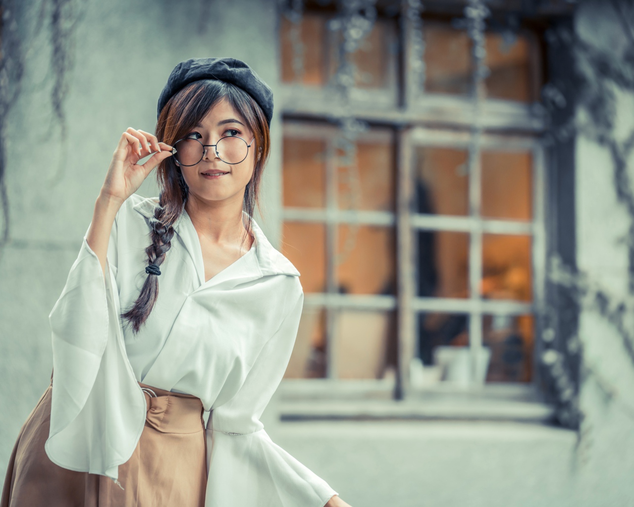 Девушка азиатка в берете и очках 