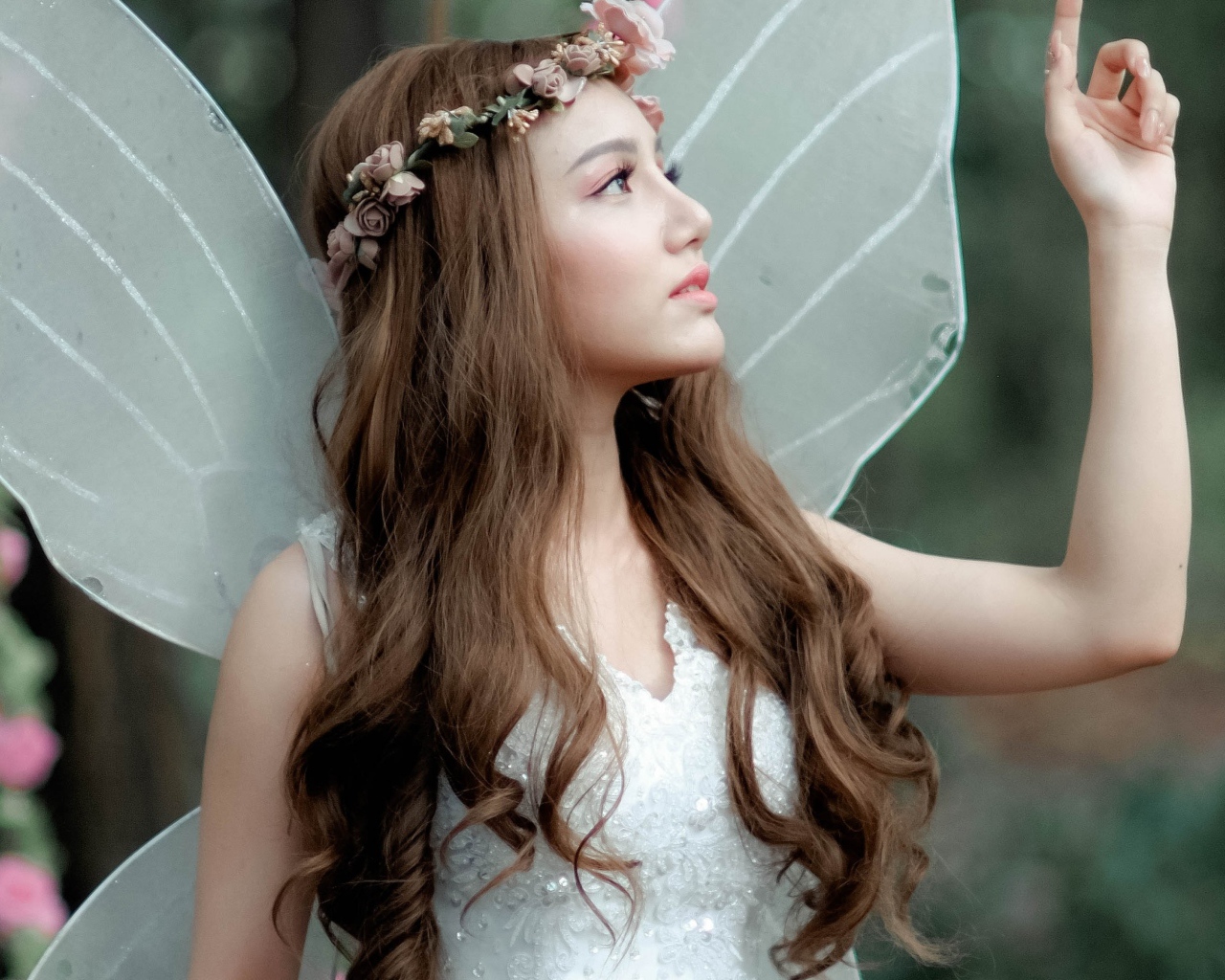 Девушка азиатка в костюме эльфа