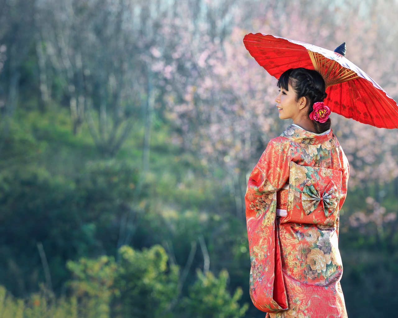 Девушка азиатка в кимоно под зонтом