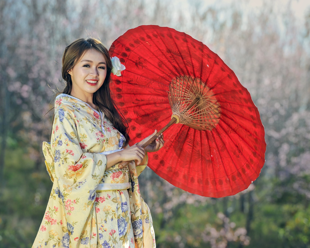 Девушка азиатка в кимоно с красным зонтом 