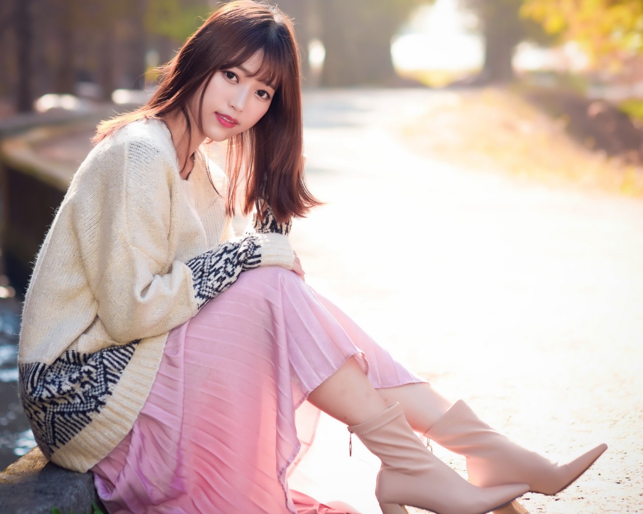 Девушка азиатка сидит на земле 