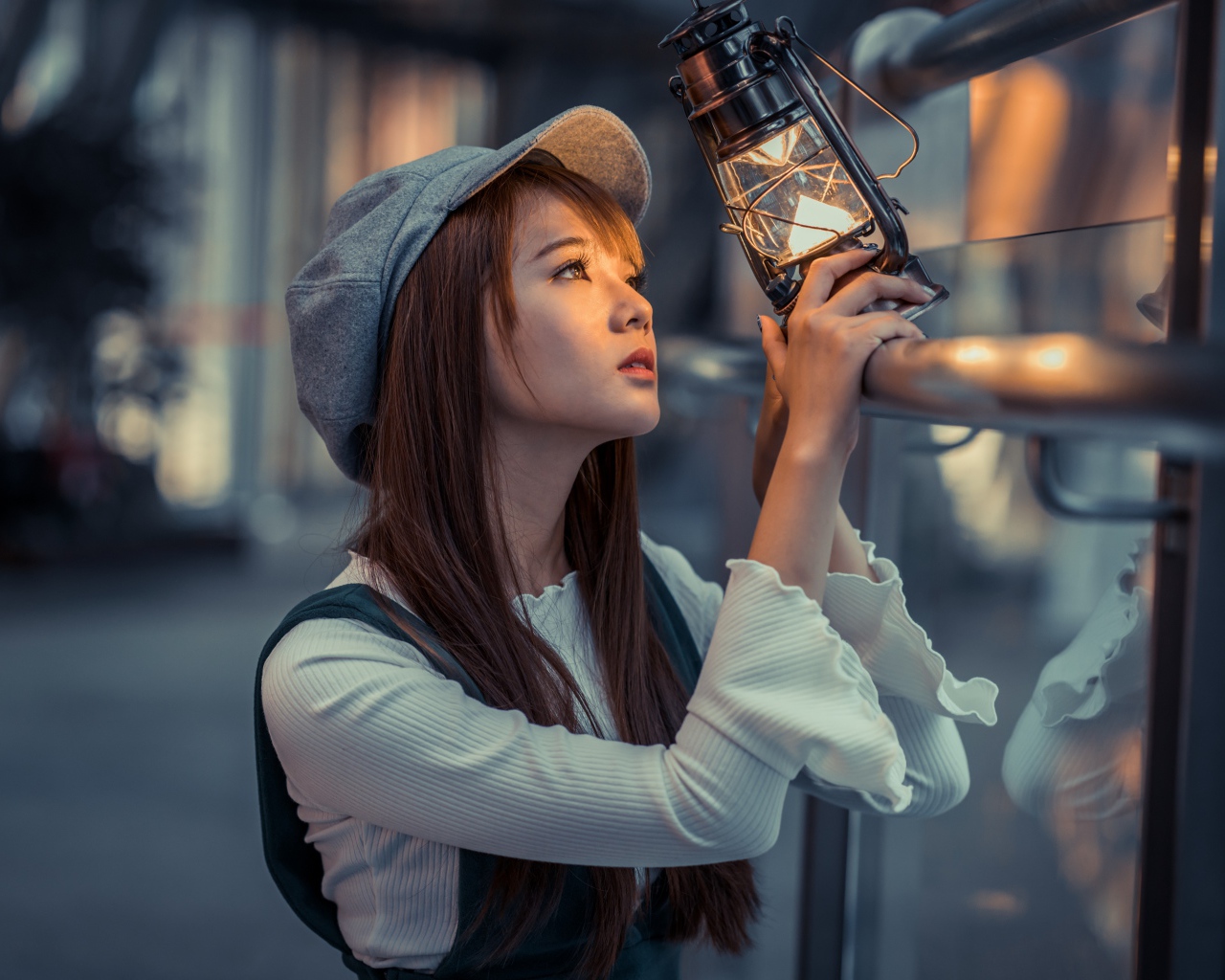 Девушка азиатка с фонарем в руках