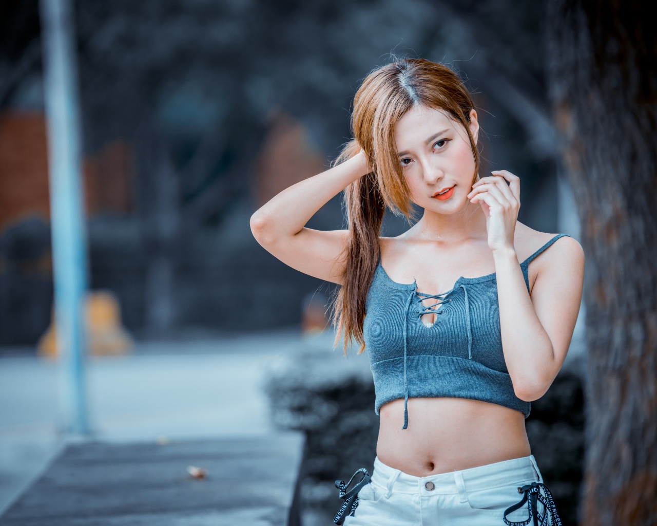 Молодая девушка азиатка в сером топике 