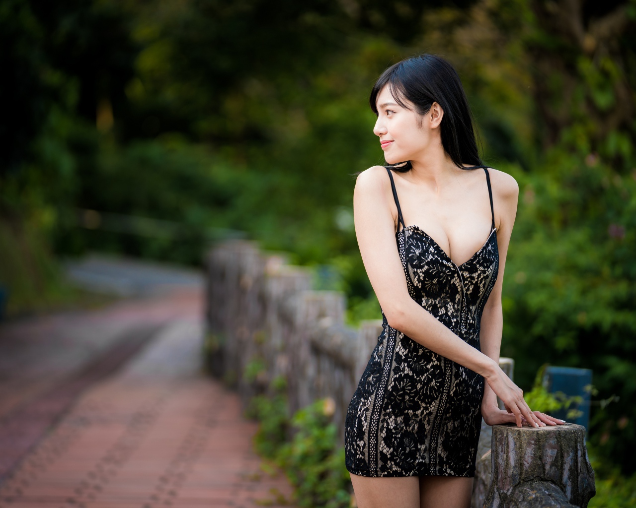 Красивая девушка азиатка в коротком платье 