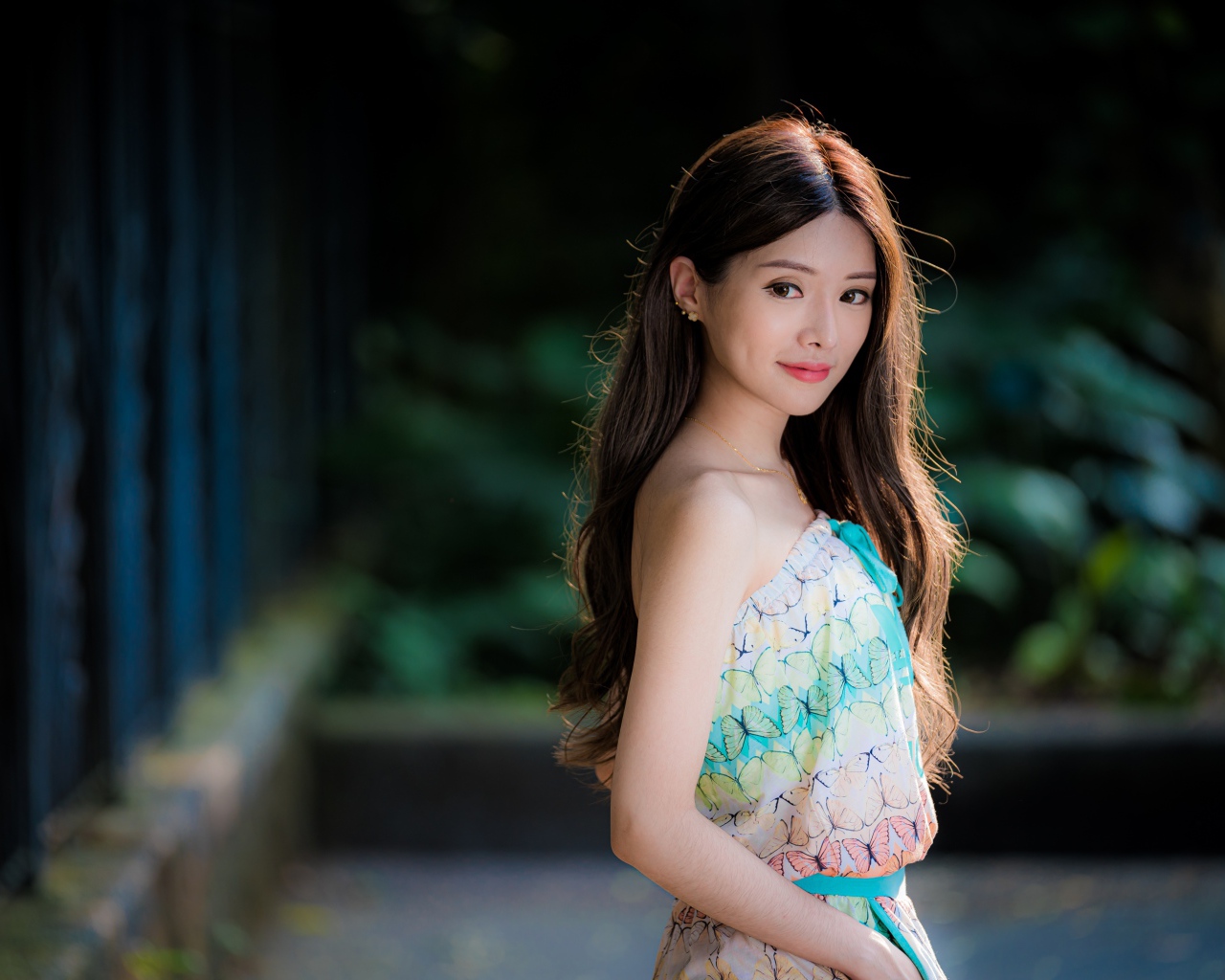 Красивая девушка азиатка с милой улыбкой