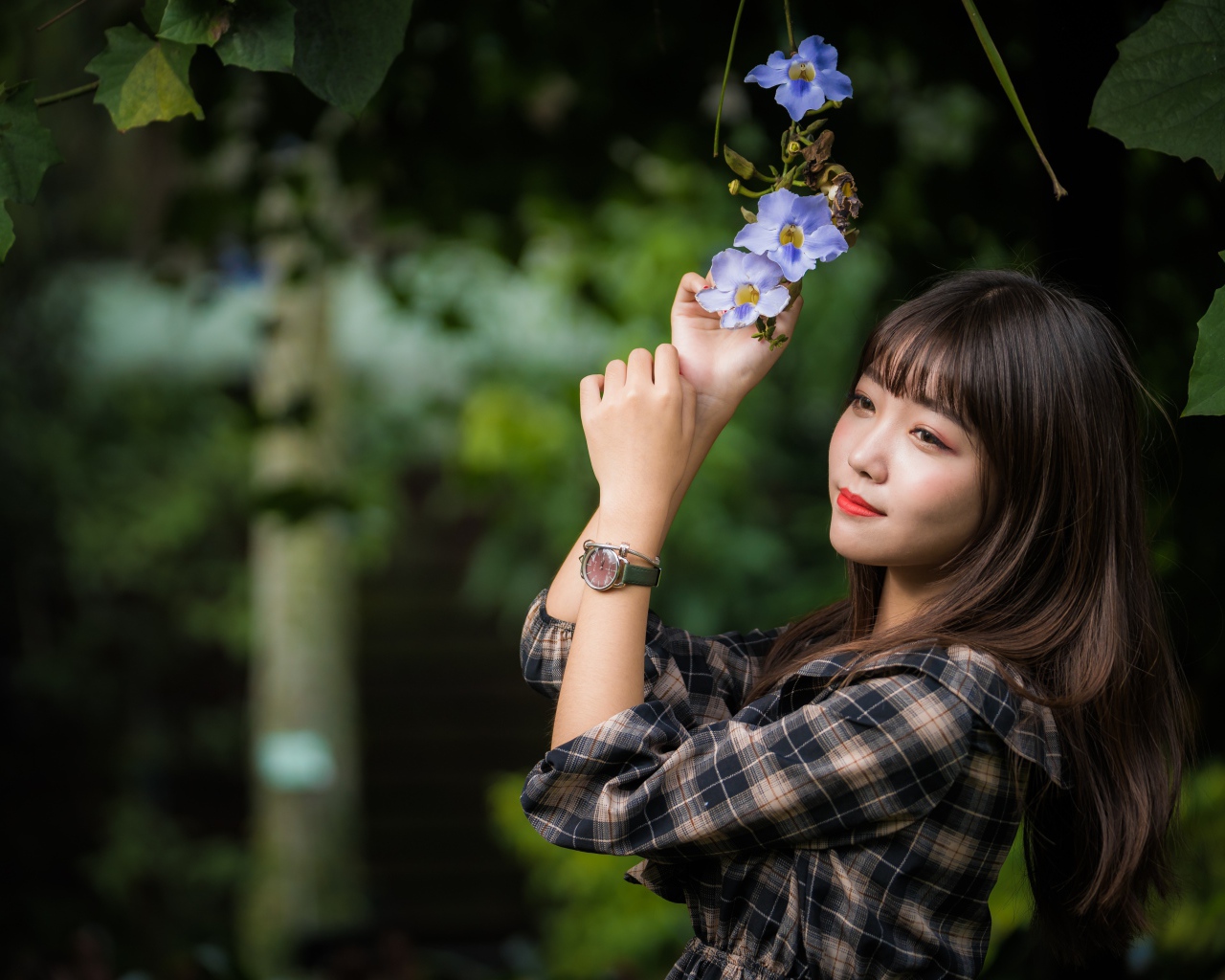 Красивая девушка азиатка с цветами