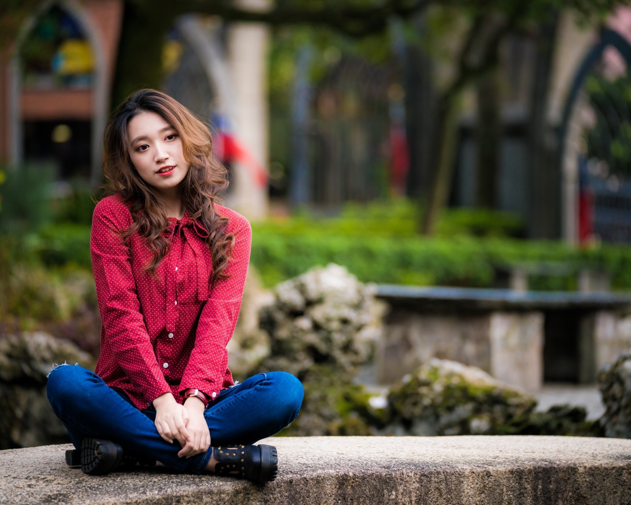 Красивая азиатка в красной рубашке