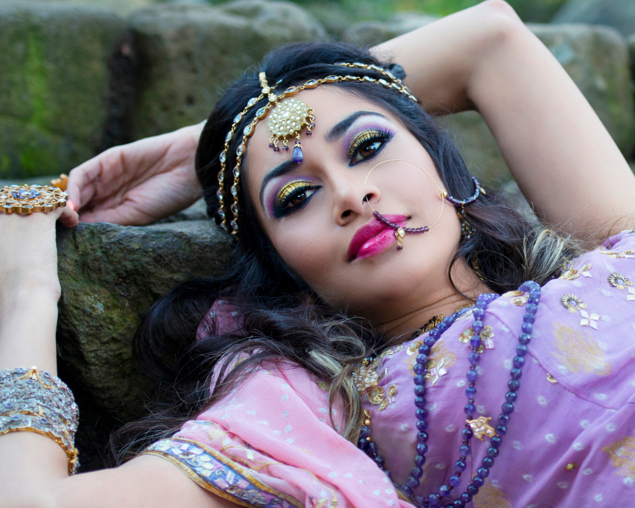 Красивая индийская девушка в сари и украшениях