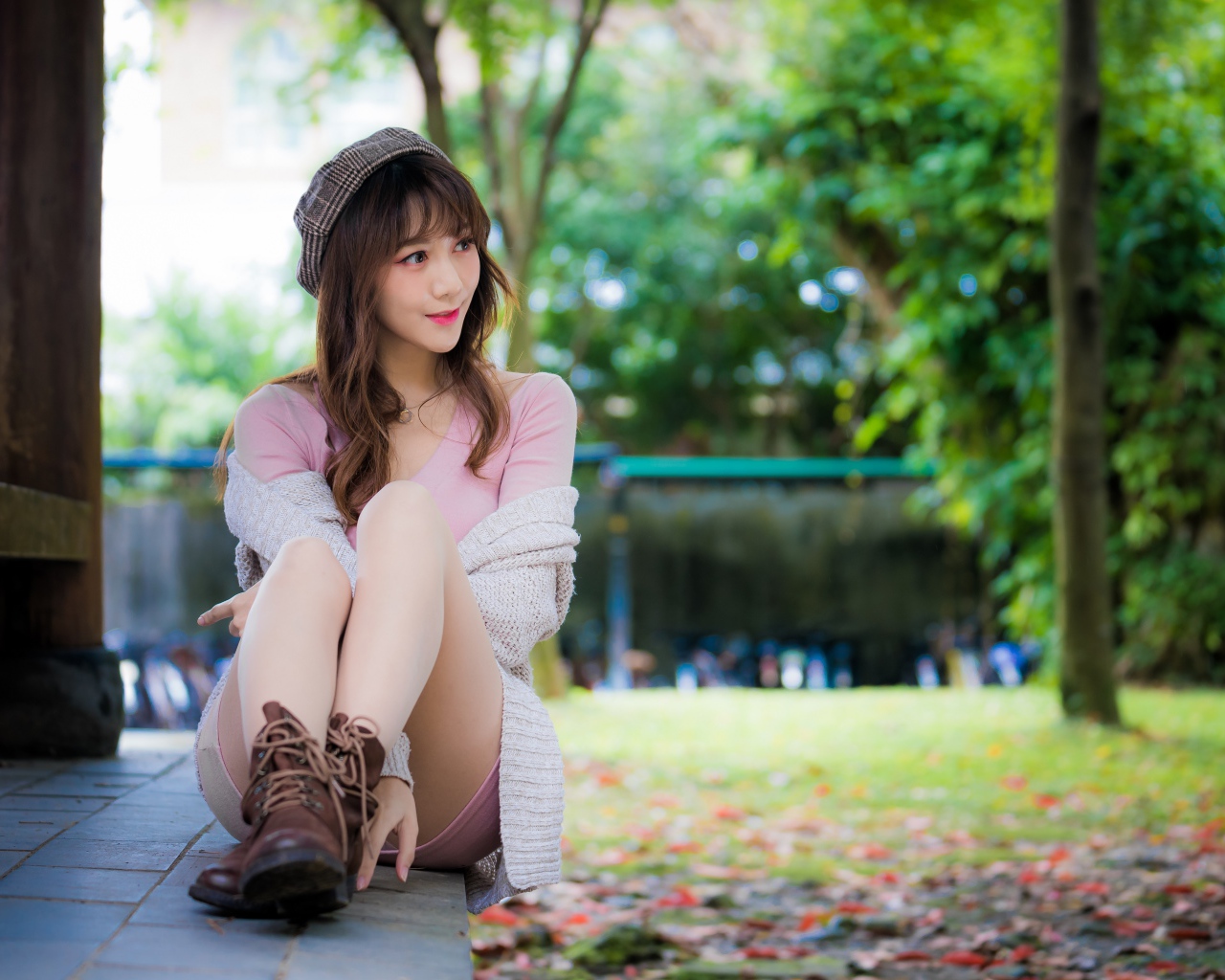 Красивая девушка азиатка сидит на земле 