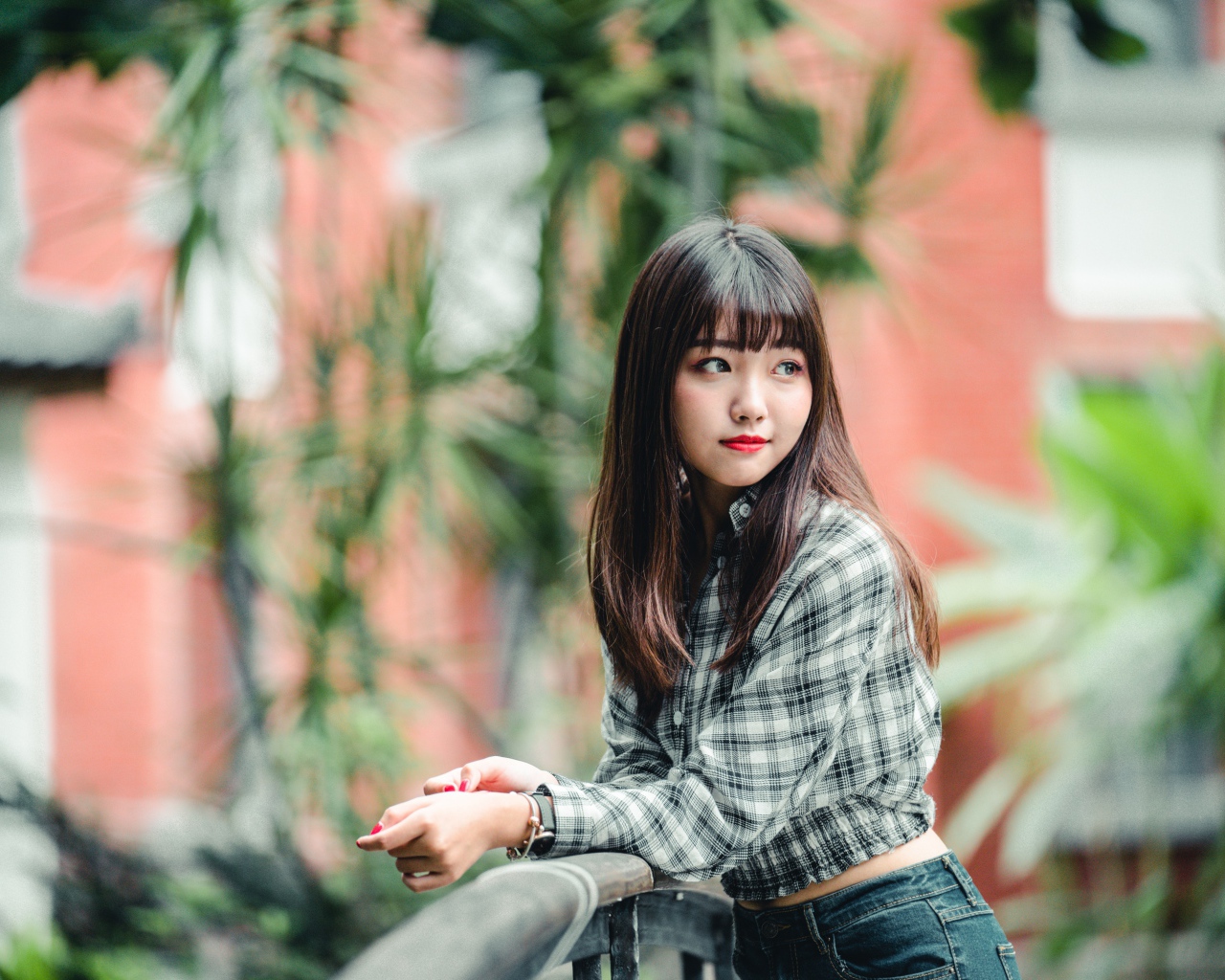 Красивая девушка азиатка с красными губами