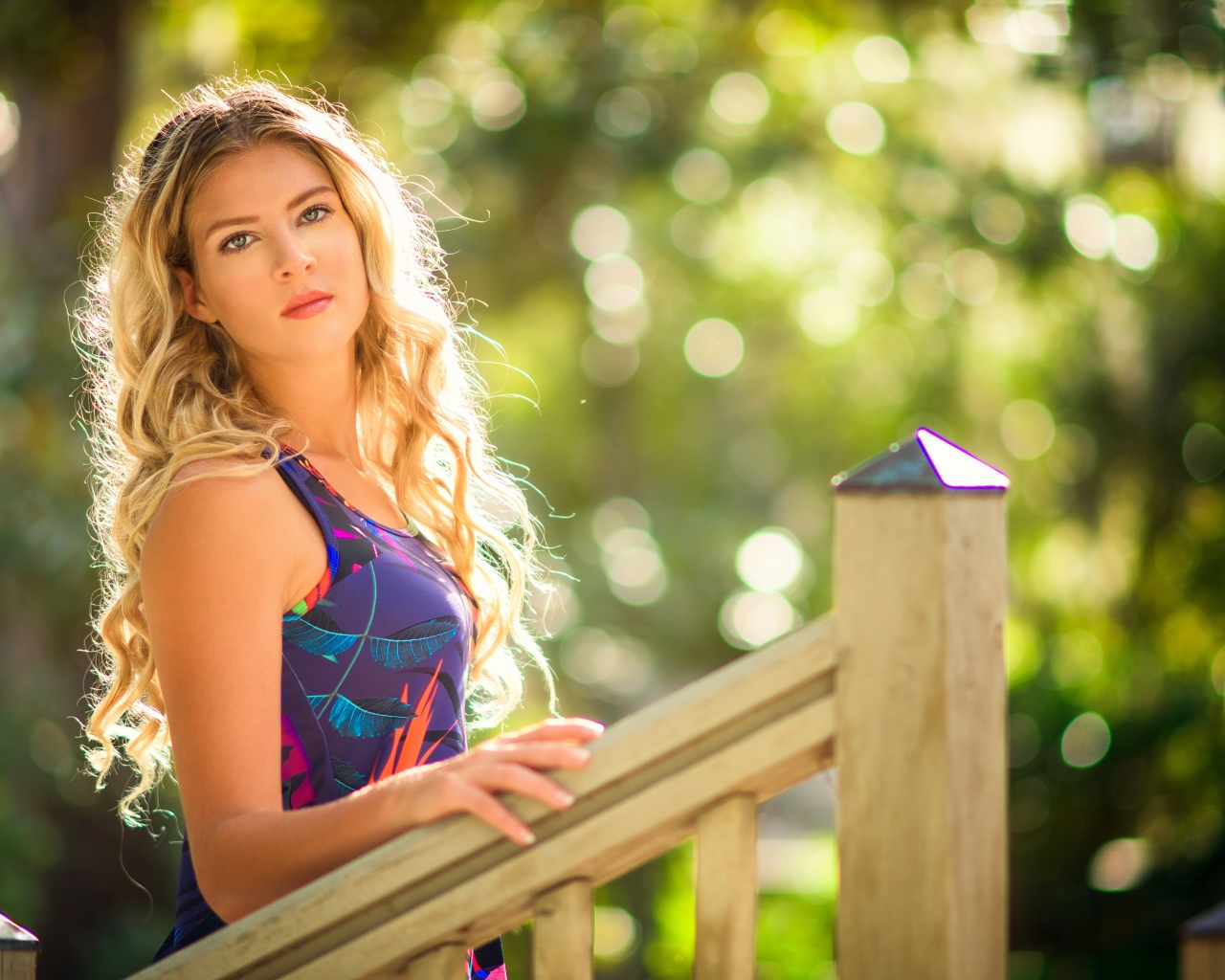 Красивая блондинка у деревянных перил 