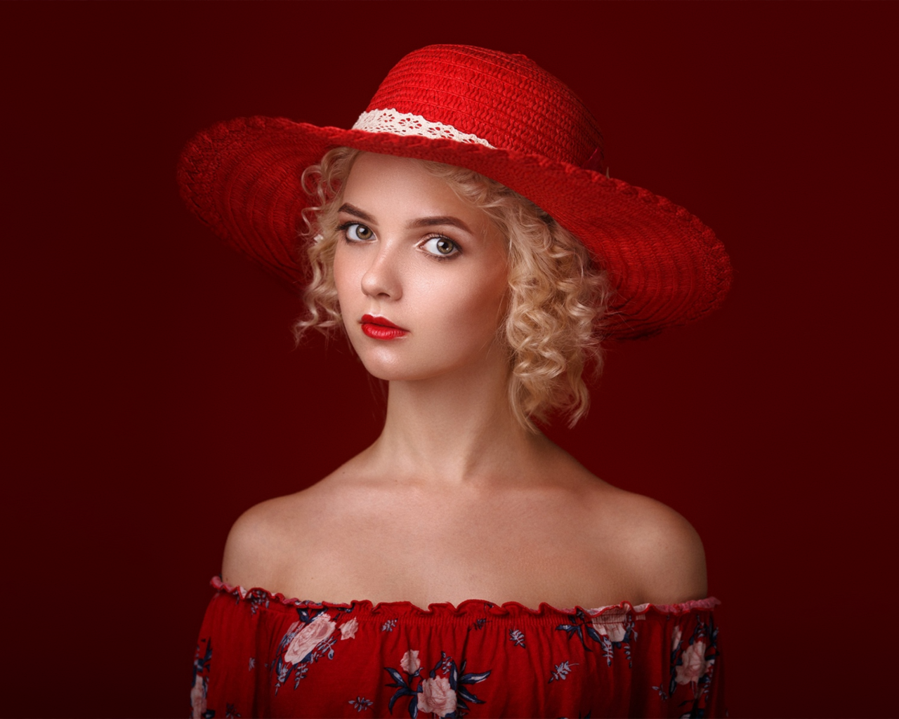 Красивая блондинка в красной шляпе 