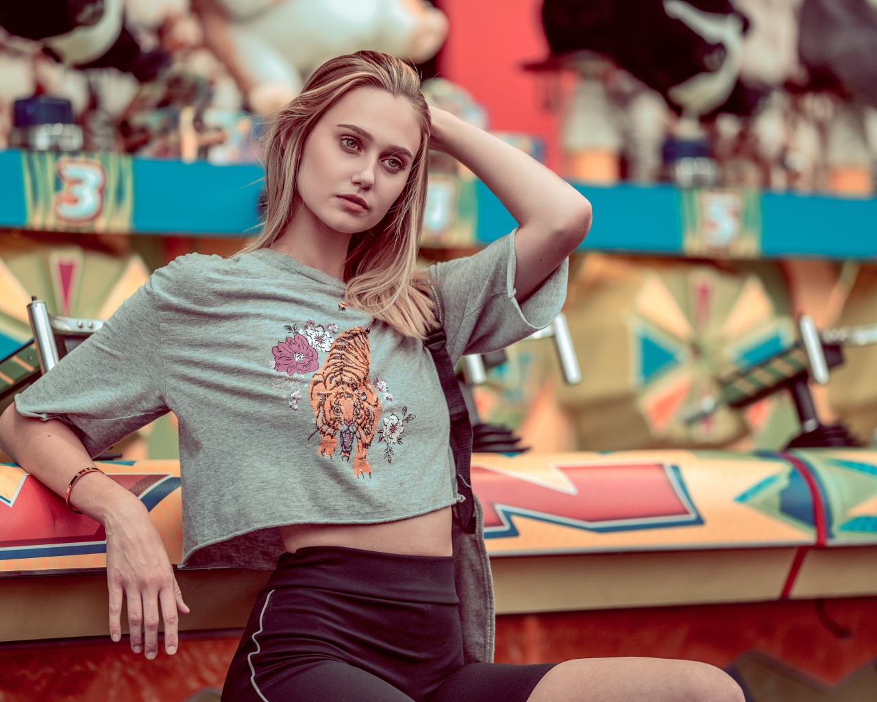 Красивая блондинка с рукой в волосах 