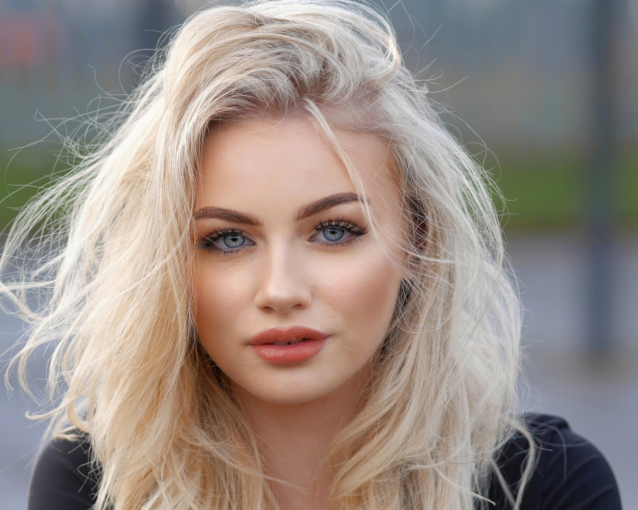 Красивая голубоглазая блондинка лицо крупным планом