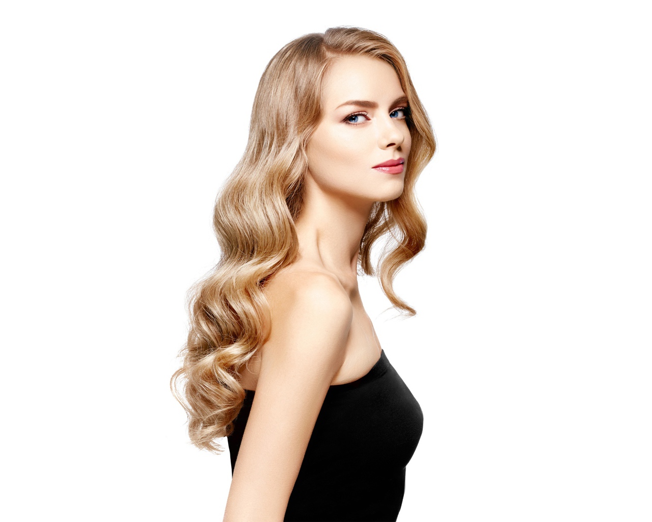 Красивая голубоглазая блондинка в черном наряде на белом фоне