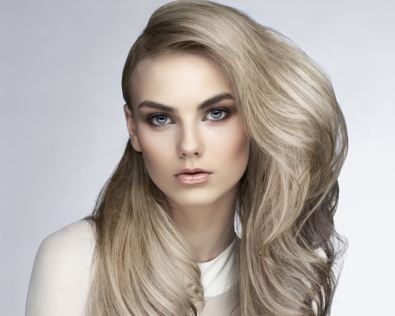 Красивая голубоглазая блондинка с пышными волосами