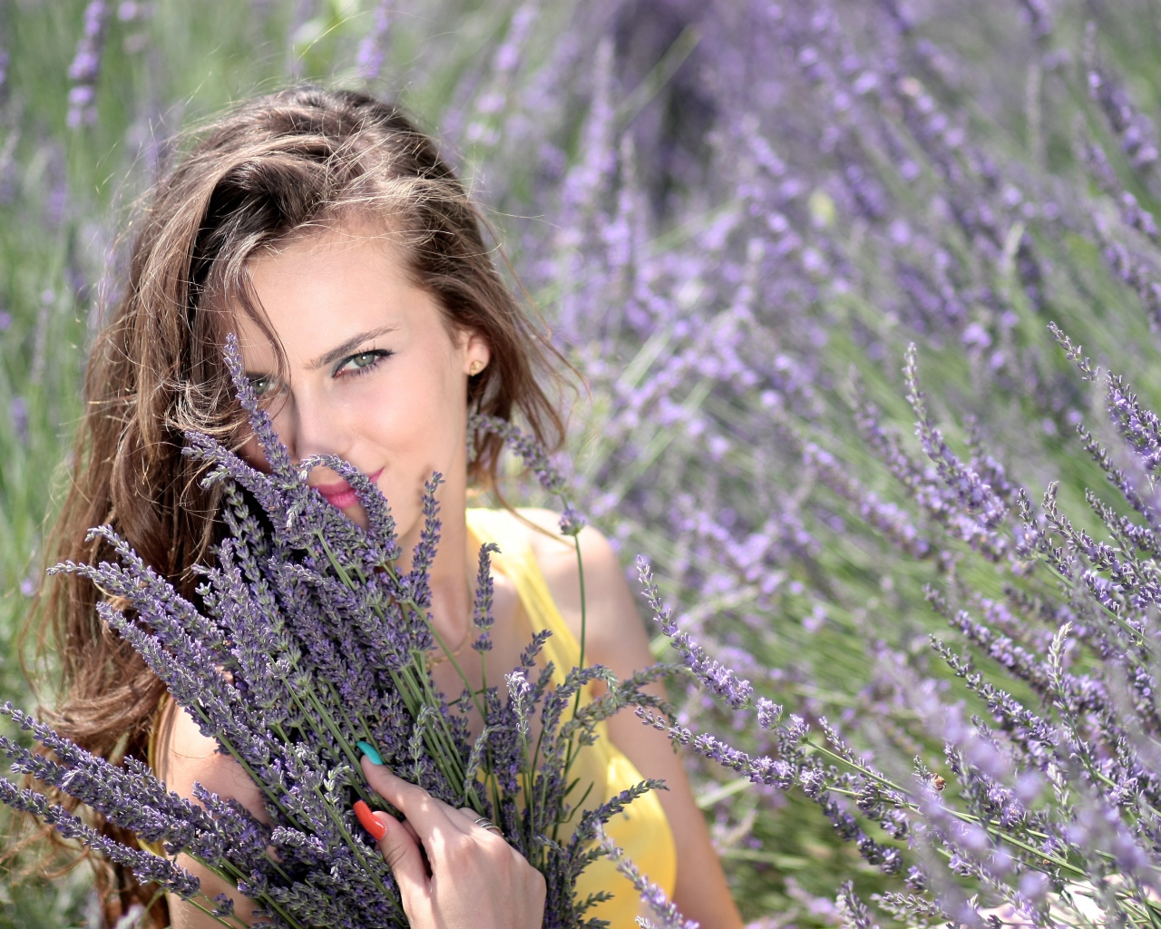 Красивая голубоглазая девушка с букетом лаванды 