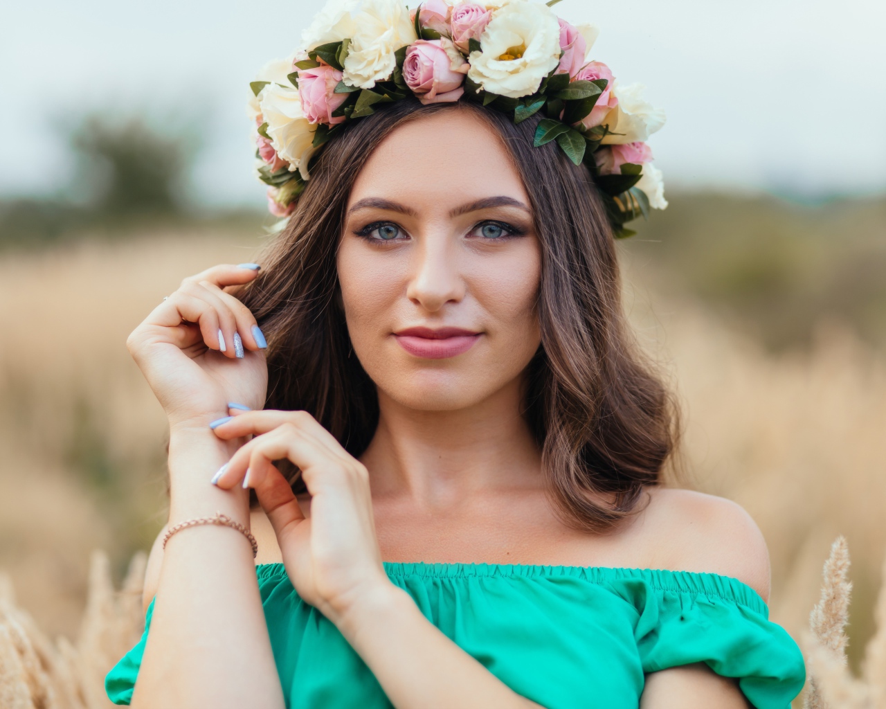 Красивая голубоглазая девушка с венком на голове