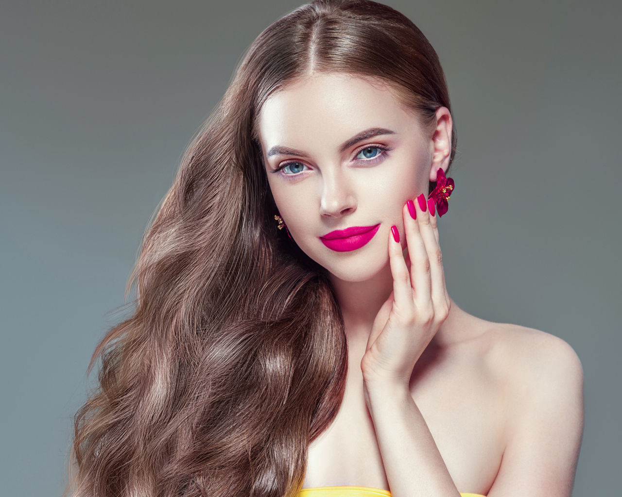 Красивая голубоглазая длинноволосая девушка с ярким макияжем 