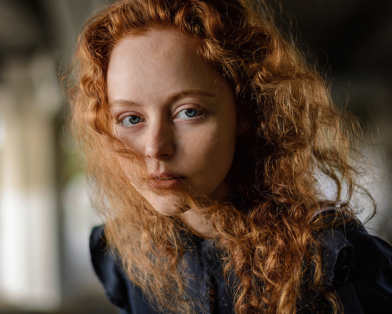 Красивая голубоглазая рыжеволосая девушка