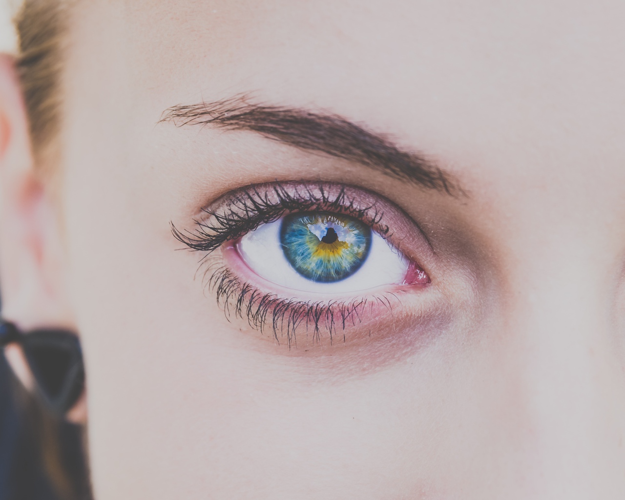 Красивый голубой глаз молодой девушки крупным планом