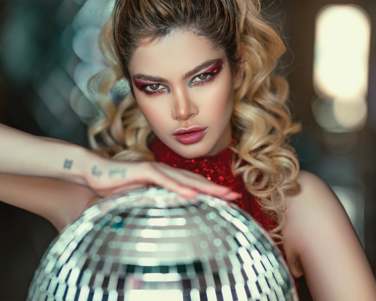 Красивая яркая блондинка с шаром в руках