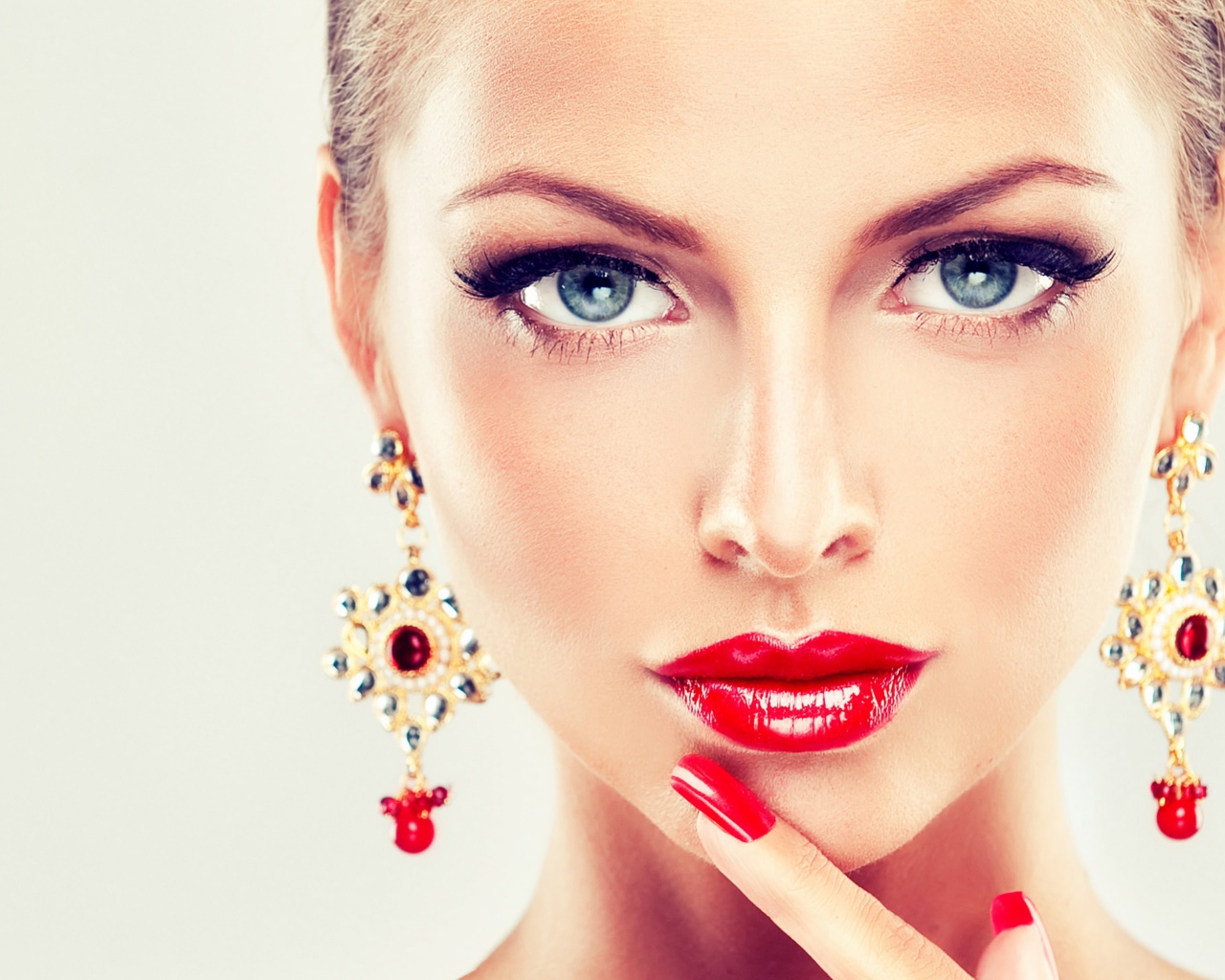 Красивая яркая девушка с макияжем и дорогими серьгами в ушах