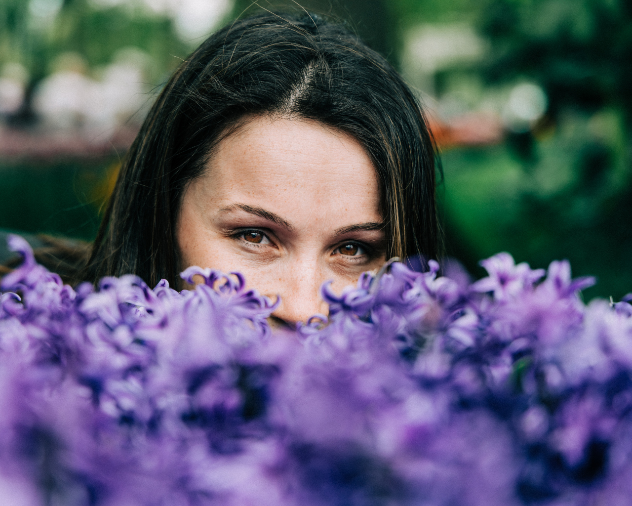Красивая кареглазая брюнетка с цветами гиацинта