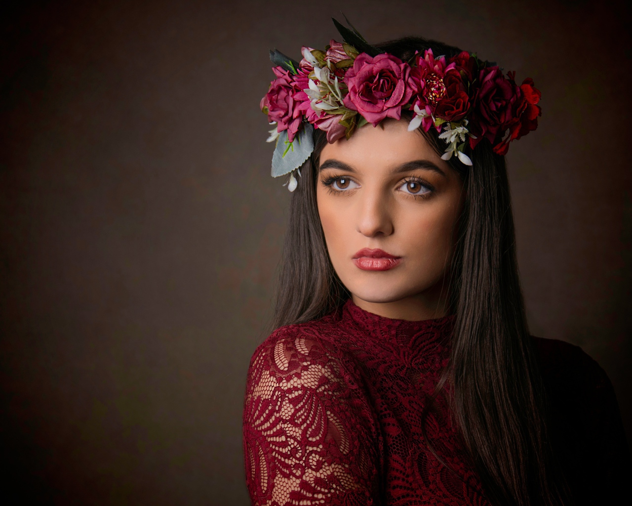 Красивая кареглазая девушка с венком на голове