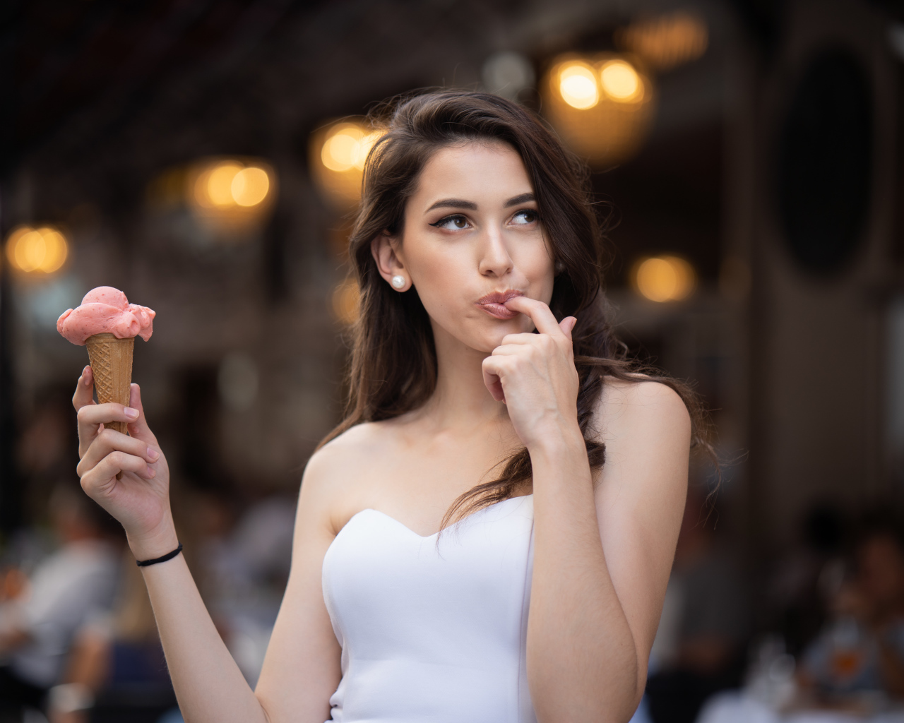 Красивая девушка шатенка с мороженым в руке
